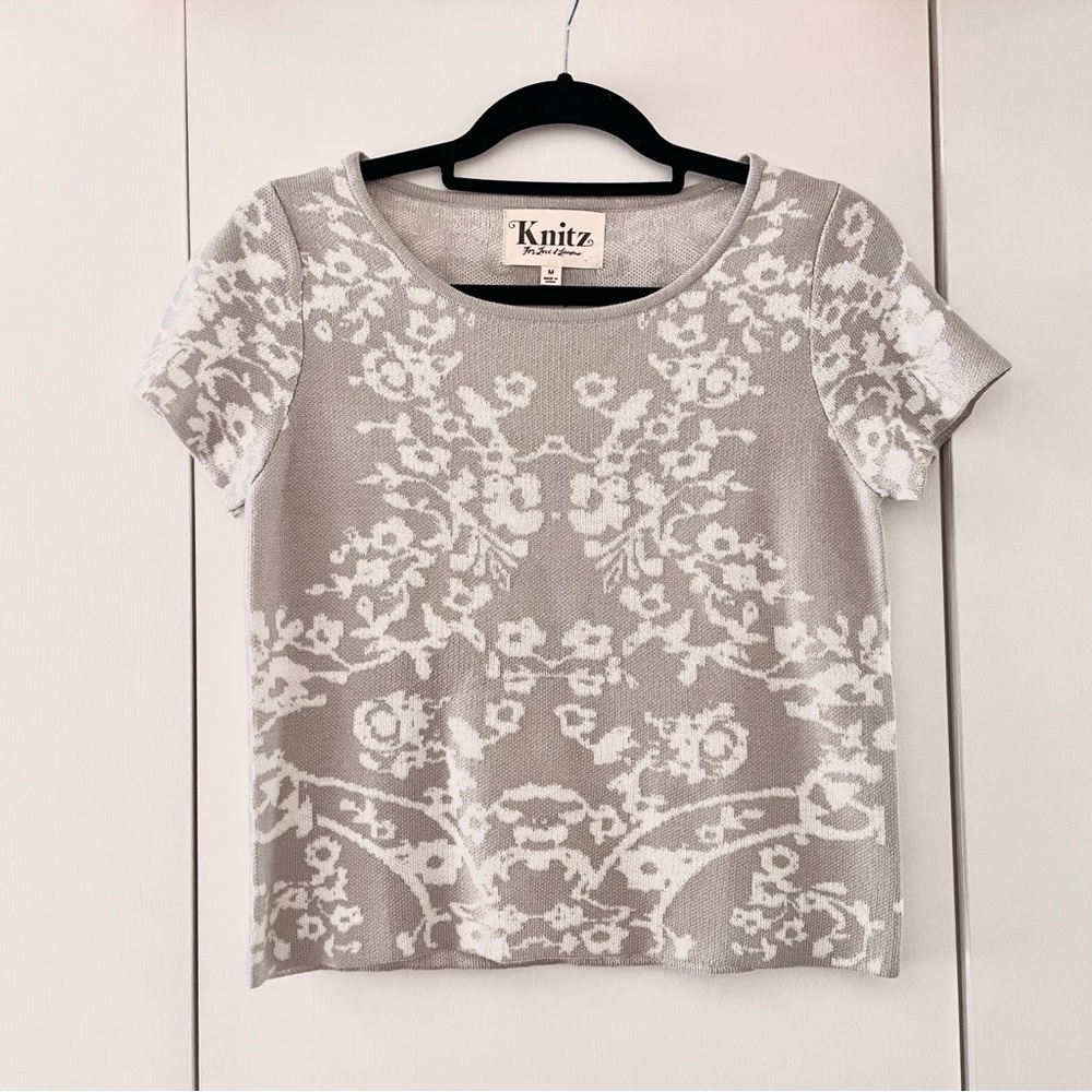 FOR LOVE & LEMONS Knitz Après Soft Short Sleeve Shirt Knit Floral Ornate Top M